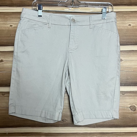 St. John's Bay Pants - Chosse 5 Ítems $30 St. John’s bay women‎ beige bermuda shorts Sz12 petite